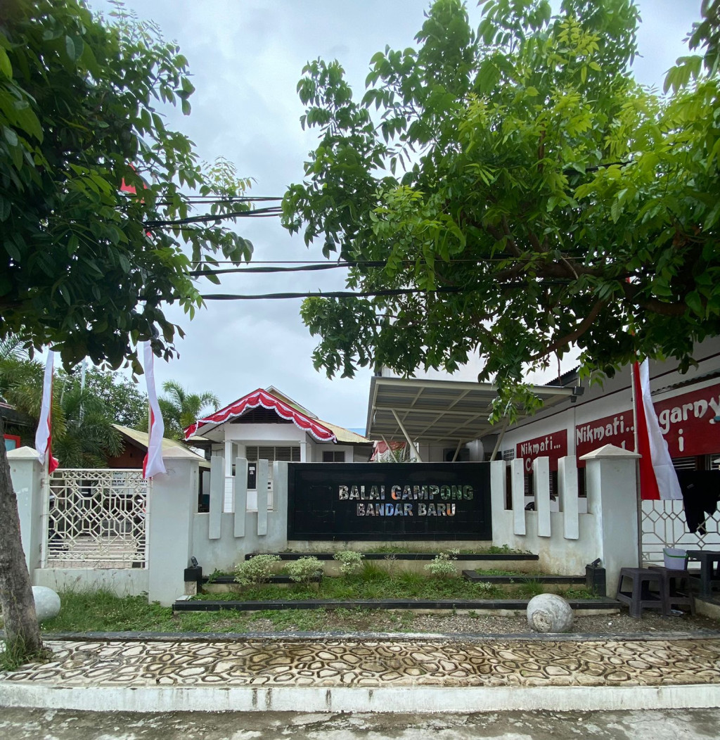 Pada balai kota gampong Bandar Baru ini terdapat Kantor Keuchik, Kantor Kepemudaan dan Posyandu 