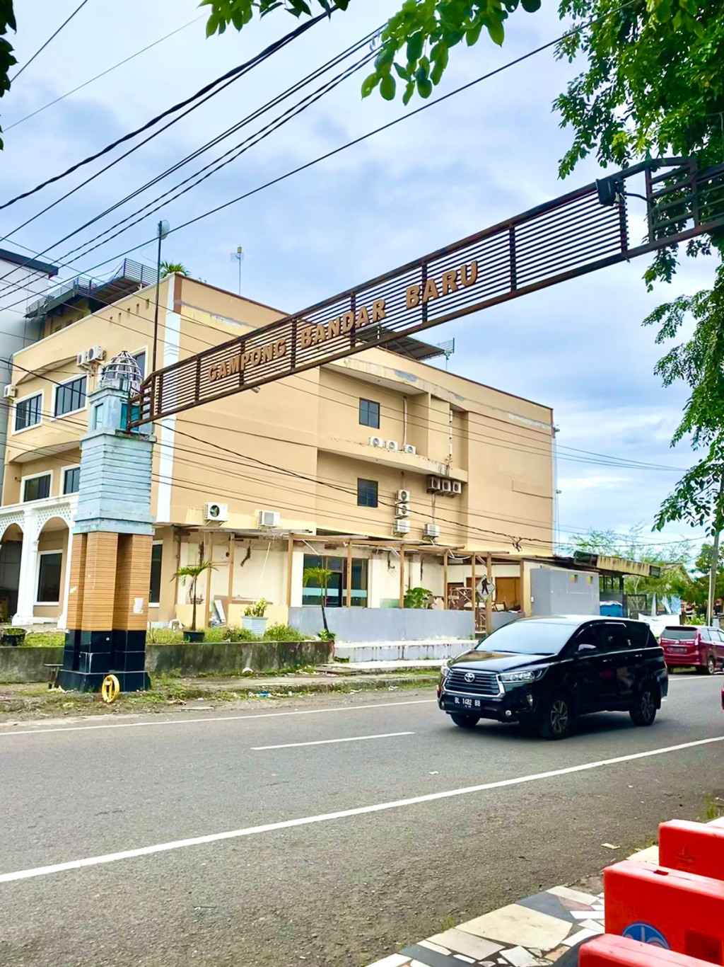Gapura Gampong Bandar Baru ini terletak di Jalan Teuku Daud Beureu'eh, Kelurahan Lampriet. 